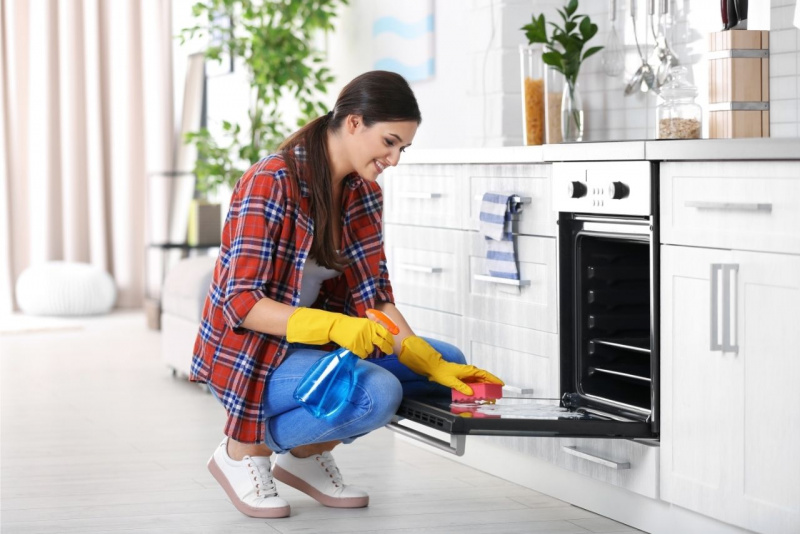 pulizie di casa donna cucina spugna