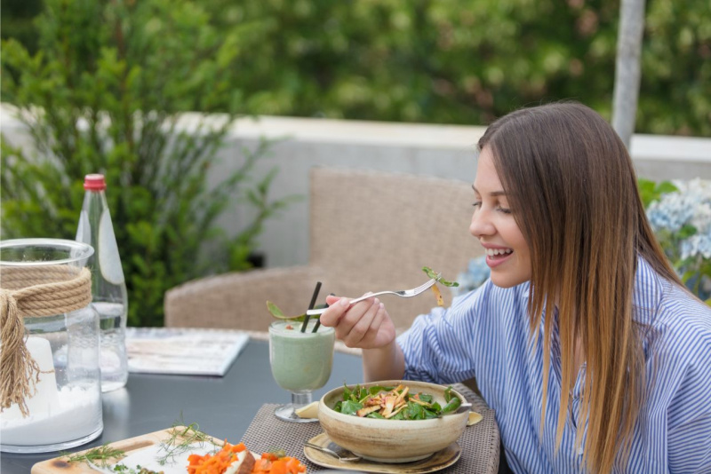 tavola apparecchiata all'aperto bottiglia acqua porta candela vetro corda bicchiere frullato ciotola insalata foglie verdi