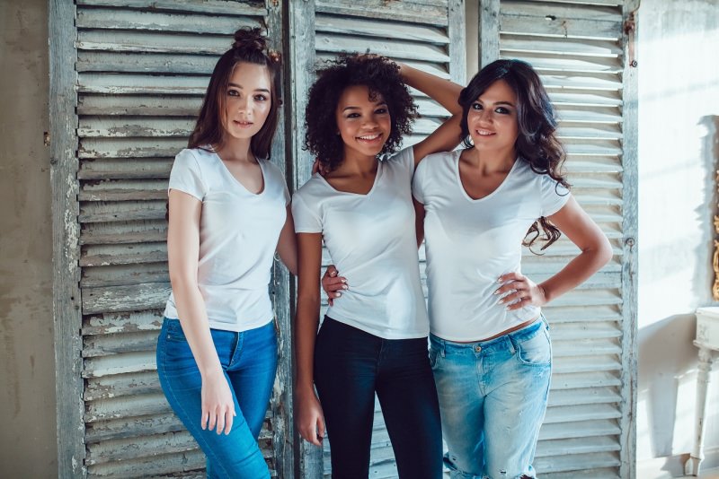 giovani donne ragazze jeans denim e maglietta t-shirt bianca