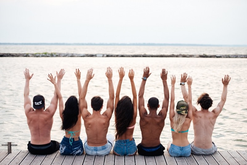 giovani amici seduti pontile mare protezione solare fototipo pelle estate