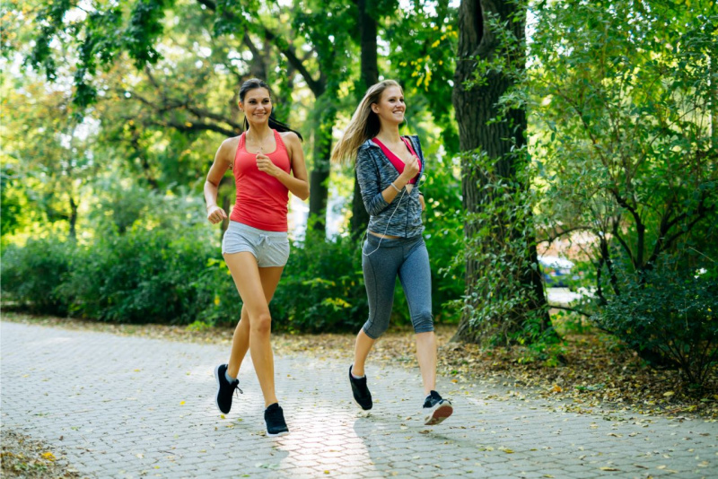 corsa nel parco due donne corrono natura jogging