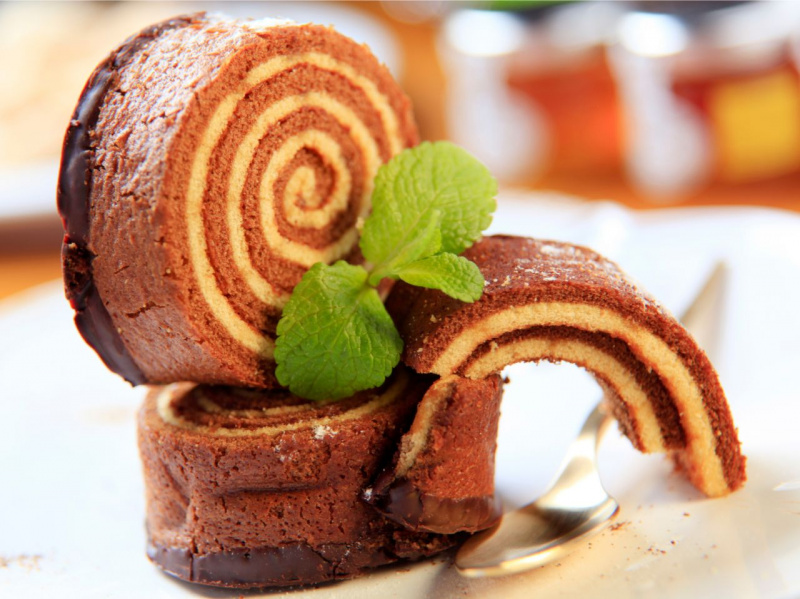 fetta rotolo pan di spagna vaniglia cacao glassa cioccolato fondente piatto dolce dessert