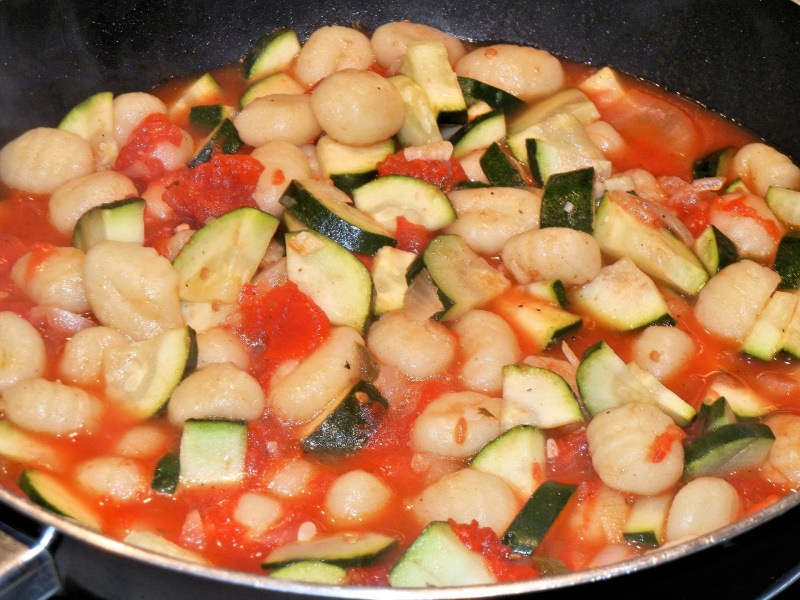 Gnocchi pomodoro, zucchine e mozzarella