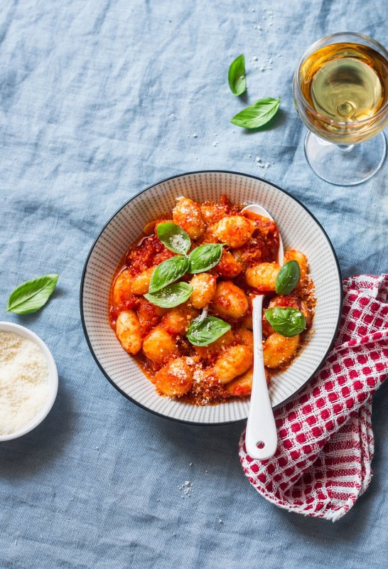 gnocchi al pomodoro piatto pronto bicchiere vino bianco