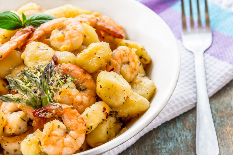 piatto pronto gnocchi asparagi e gamberi con granella di pistacchio foglie basilico