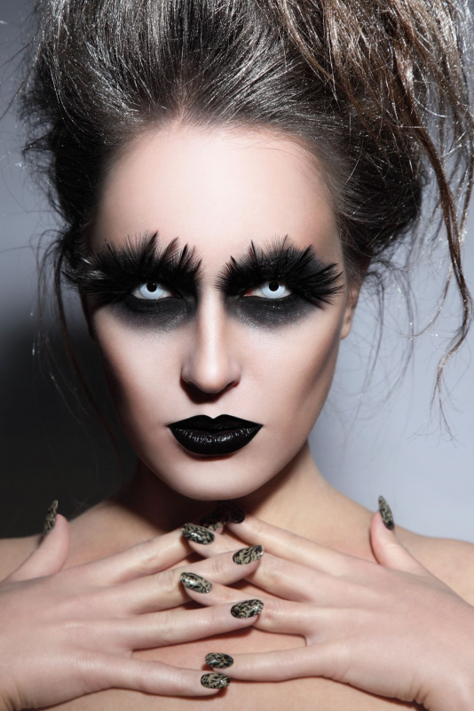 trucco gotico nero Halloween viso donn occhi azzurro ghiaccio