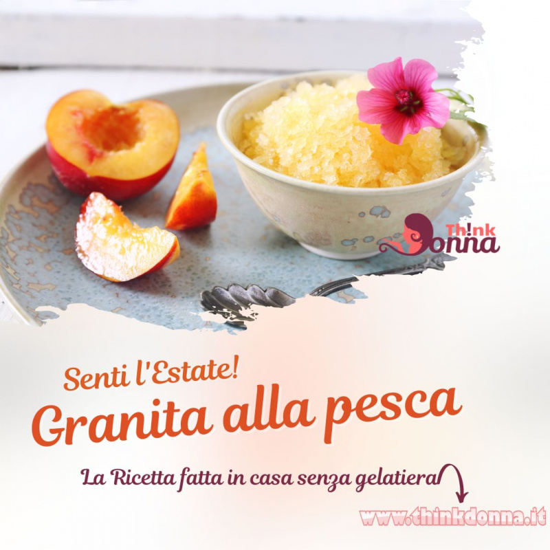 pesche fresche di stagione su piatto con ciotola granita ghiacciata fiore fucsia