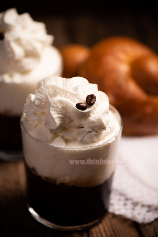 granita di caff e cioccolato con panna bicchiere brioscia brioche con tuppo