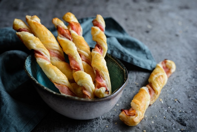 snack grissini di pasta sfoglia prosciutto cruso vassoio 