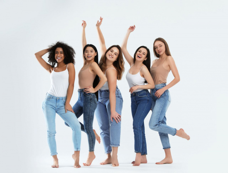 donne corporatura diversa modelli jeans denim sbiaditi blu piedi scalzi
