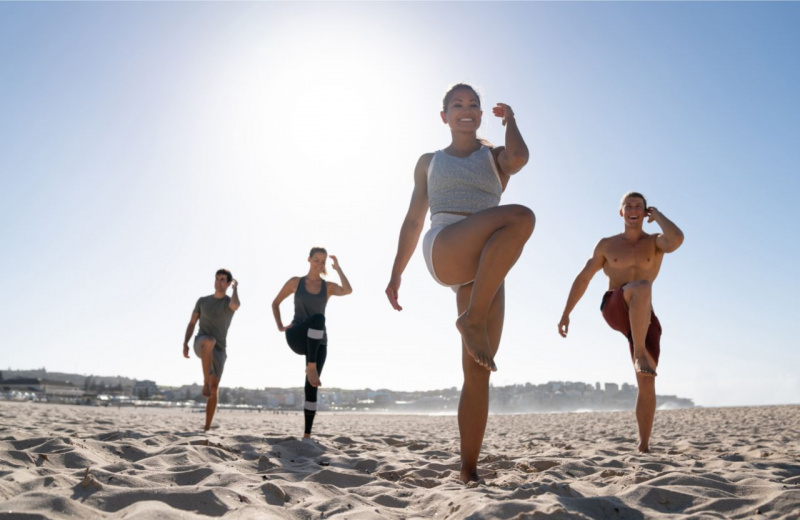 allenamento sulla spiaggia aerobica divertimento mantenersi in forma estate