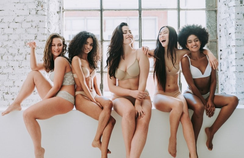 giovani donne belle taglie diverse orgogliose loro corpo sorrisi