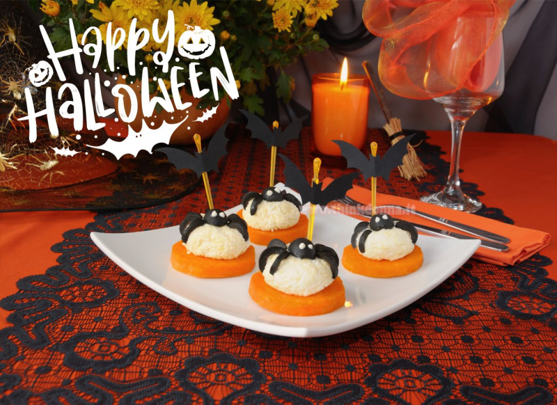 Scritta happy halloween antipasto salato palline di formaggio olive nere fiori gialli ragnatele ragni bicchieri calice nastro arancione posate scopa pipistrello