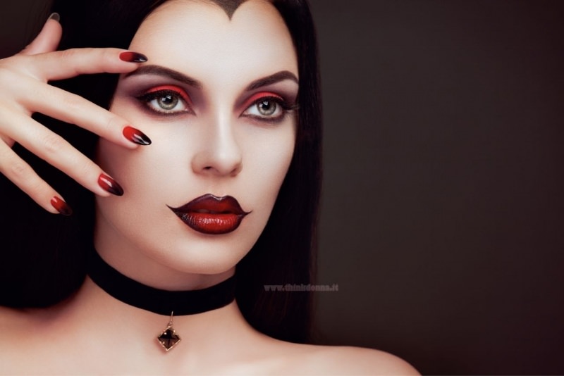 trucco vido donna hallween stile vampiro unghie rosso nero