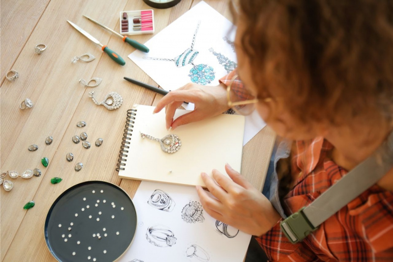 gioielli fatti a mano lavorati handmade donna tavolo lavoro ciondolo