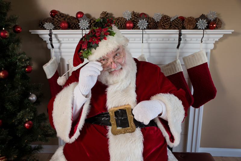 santa claus babbo natale tradizione davanti camino calze decorazioni natalizie albero palline pigne