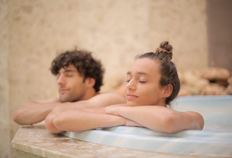 giovane coppia vasca idromassaggio sauna benessere corpo mente