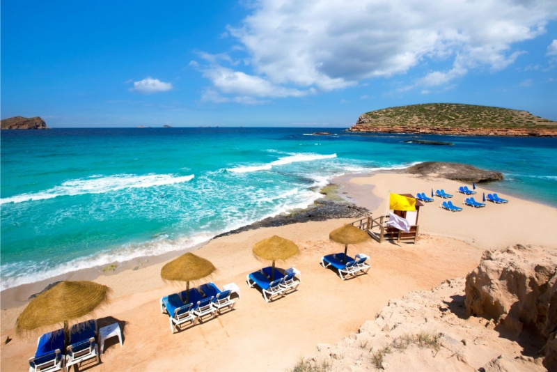 Spiaggia cala Comte Ibiza mare ombrelloni sdraio 