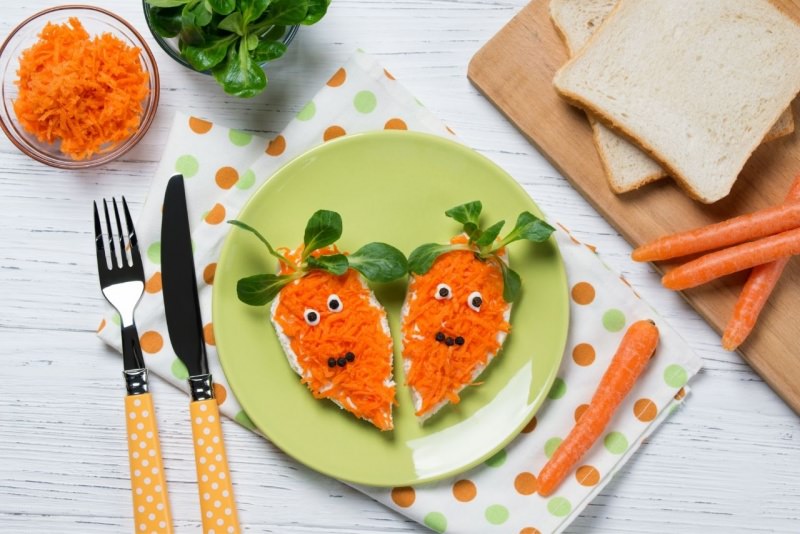 idee divertenti ortaggi formano disegni su piatto carote sorriso su piatto pancarr