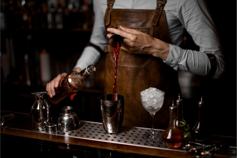 bartender preparazione cocktail bar