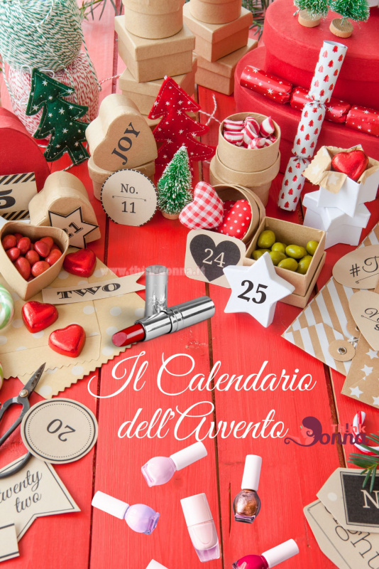 scatole piccole regali calendario Avvento numeri Christmas cracker gadget alberelli natalizi feltro rosso verde caramelle cioccolati 
