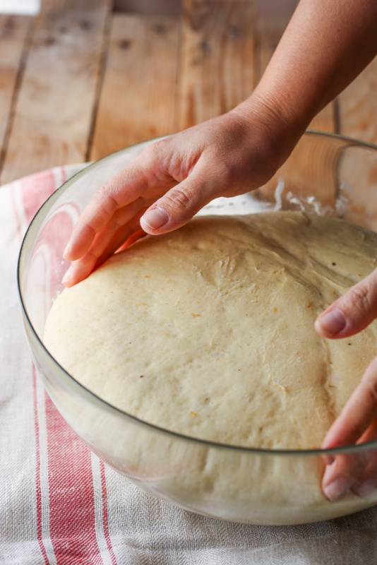 impasto lievitato brioche ciotola mani