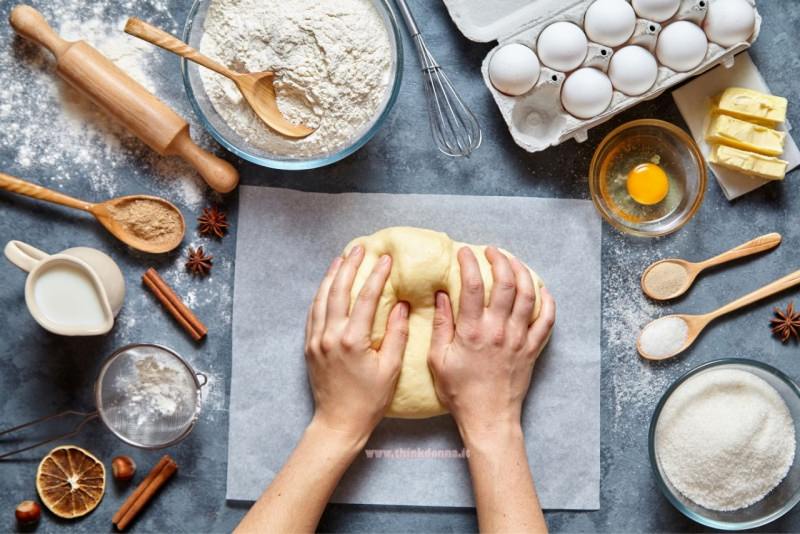 ingredienti e impasto crostata matterello farina uova burro piano lavoro