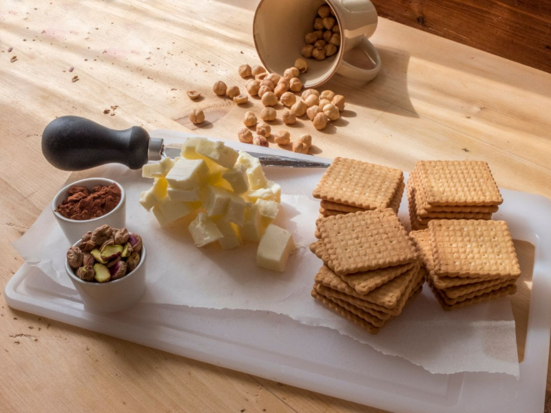 preparazione salame dolce di cioccolato tagliere carta forno ciotole pistacchio