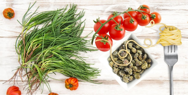 barba di frate agretti verdura pomodorini pomodori ciotola capperi sale forchetta spaghetti ingredienti