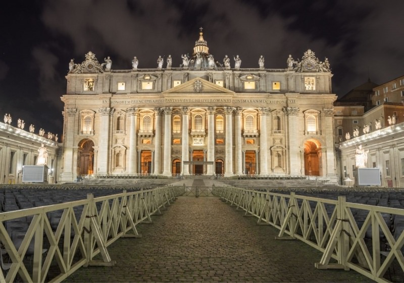 sagrato Ingresso alla Basilica di San Pietro roma