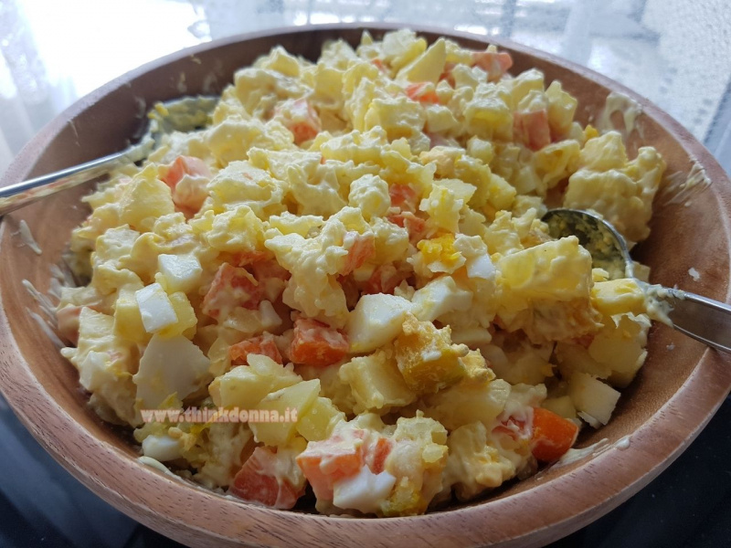 ciotola con insalata di patate lesse uova sode carote maionese forchetta