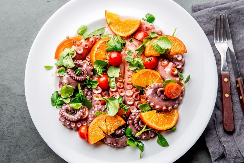 piatto pronto insalata polpo foglie crescione arance pomodorini