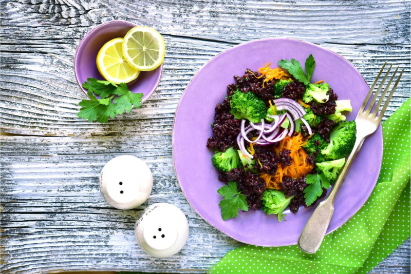 piatto pronto in tavola riso venere verdure insalata cipolla broccoli carote