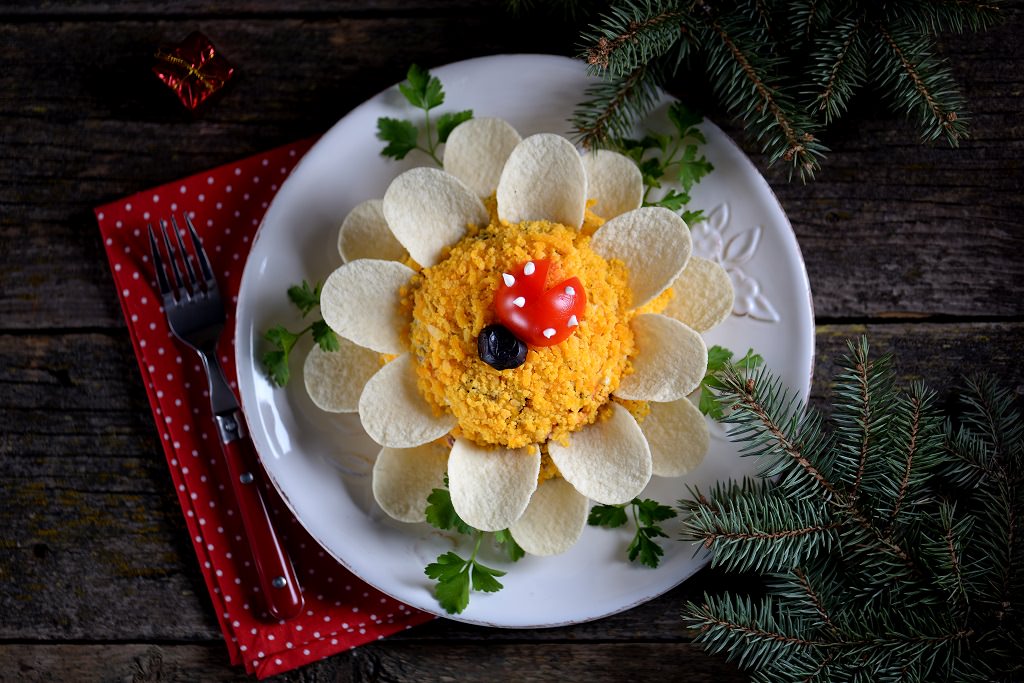 Insalata Girasole Ricetta Antipasto mousse patate tonno tuorlo uovo sodo sbriciolato olive nere pomodoro a forma di coccinella patatine Pringles