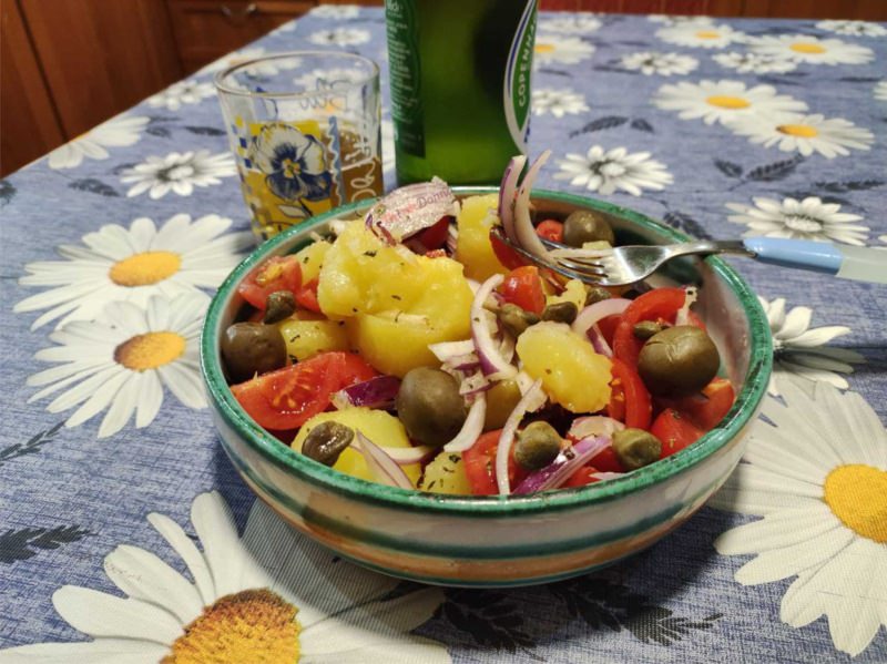 insalata pantesca ciotola contorno patate lesse pomodorini pachino cipolla tropea origano capperi olive forchetta tavola