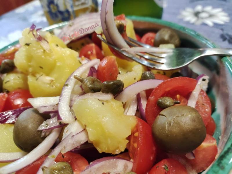 insalata pantesca contorno piatto pronto ciotola patate elsse pomodorini pachino cipolla tropea origano capperi olive forchetta