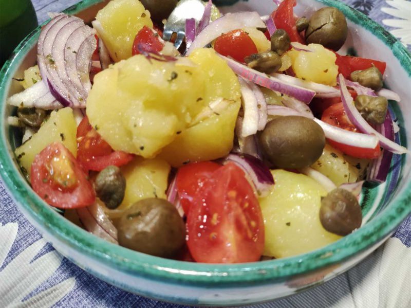 insalata pantesca patate pomodori cipolla capperi olive foto thinkdonna