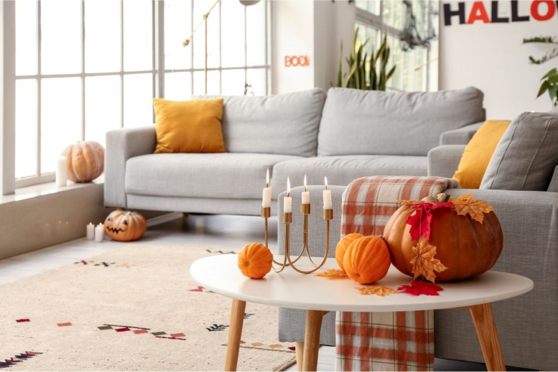 arredo decorazioni halloween zucca divano candele cuscini foglie autunno plaid