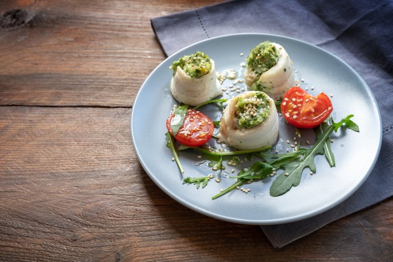 involtini di platessa ripieno pur di sedano pomodorini semi di sesamo piatto pronto pomodorini rucola