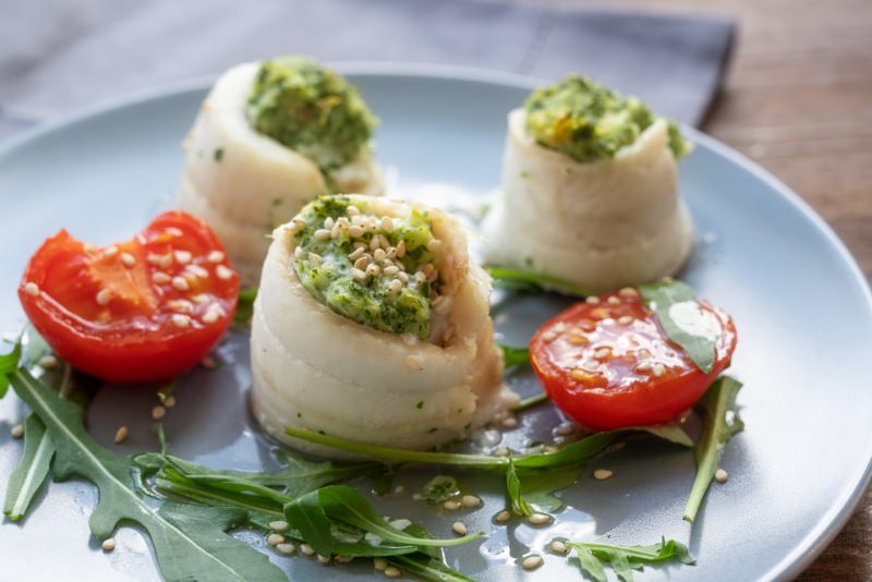 involtini di platessa pur di sedano rucola e pomodorini