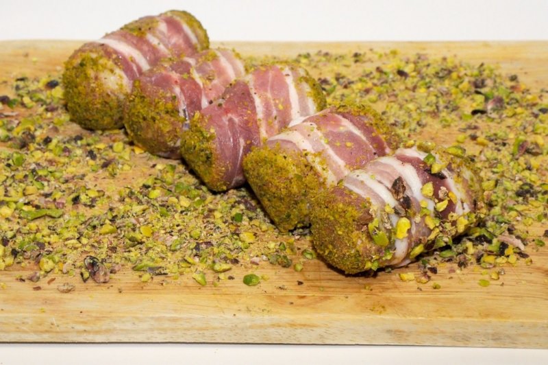 involtini lonza maiale pancetta granella di pistacchi