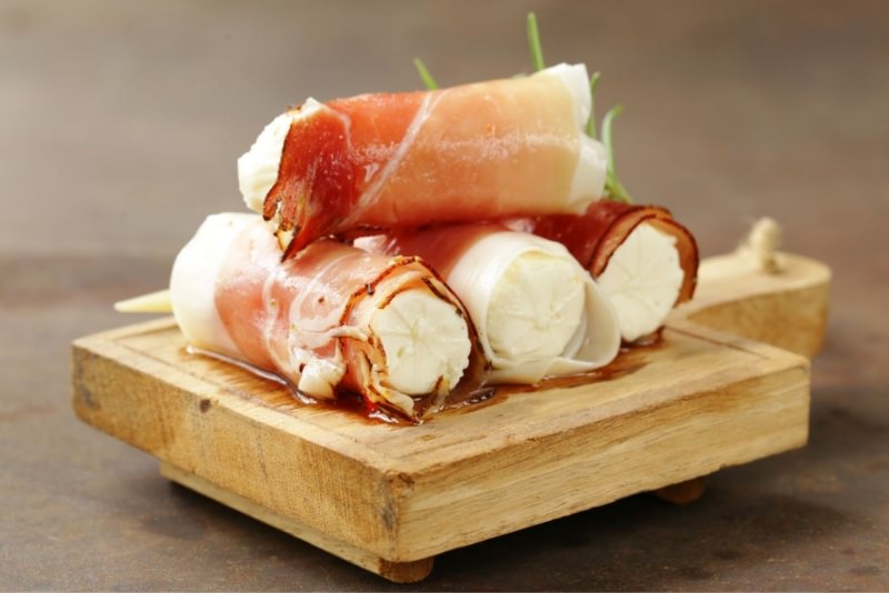 involtini prosciutto di parma formaggio caprino tagliere legno