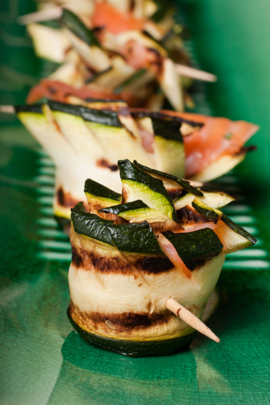 vassoio da portata ceramica verde finger food fette zucchine grigliate avvolte su salmone stuzzichini legno