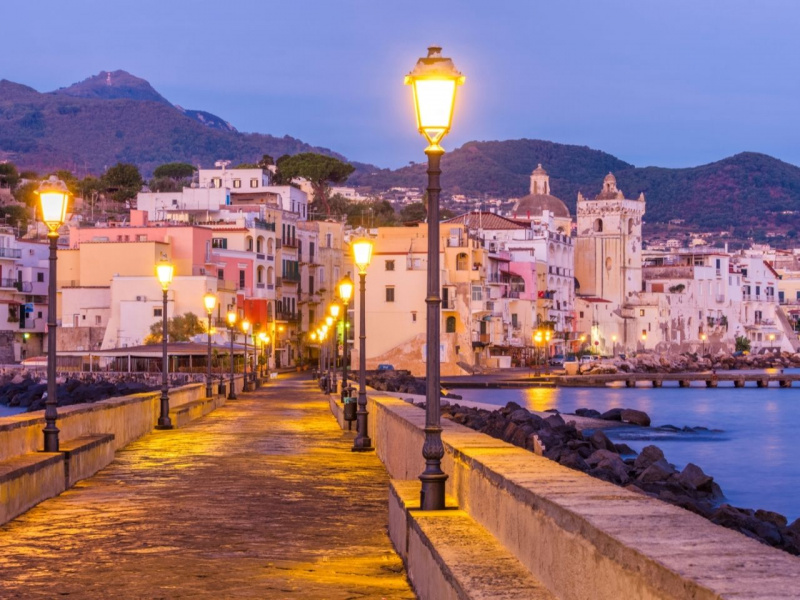 Ischia mare lampioni di sera