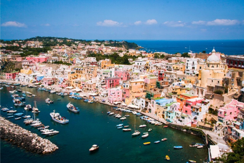 Procida mare case colorate