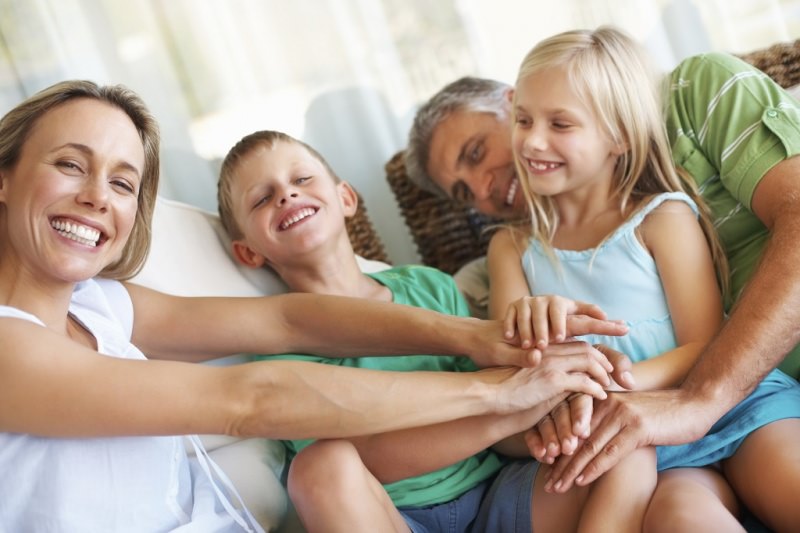  famiglia mamma donna figlio bambino figlia bambina capelli lisci uomo pap sorrisi risate