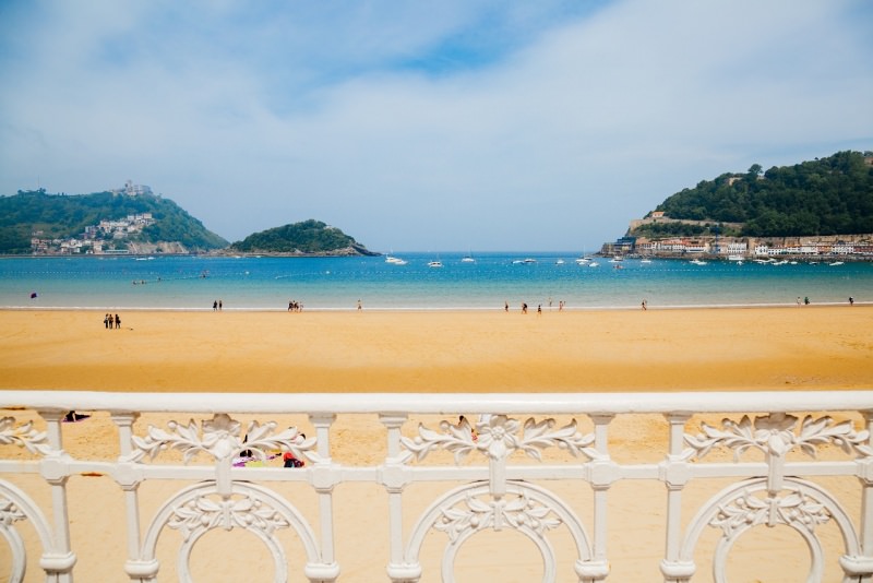 spiaggia playa de la concha San Sebastin ringhiera art nouveau vista mare