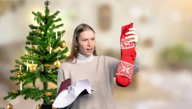 delusione regalo calzino natalizio donna scioccata re-gifting