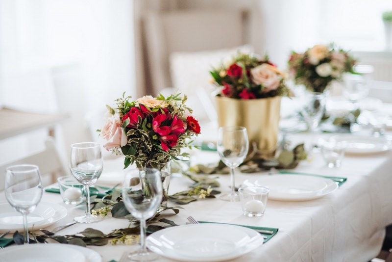 la tavola della festa domenica centrotavolabouquet fiori rose rosa gerbere rosso calici cristallo piatti ceramica bianca