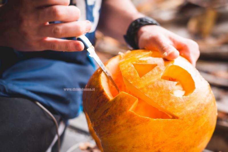 tagliare la zucca di halloween jack o lantern